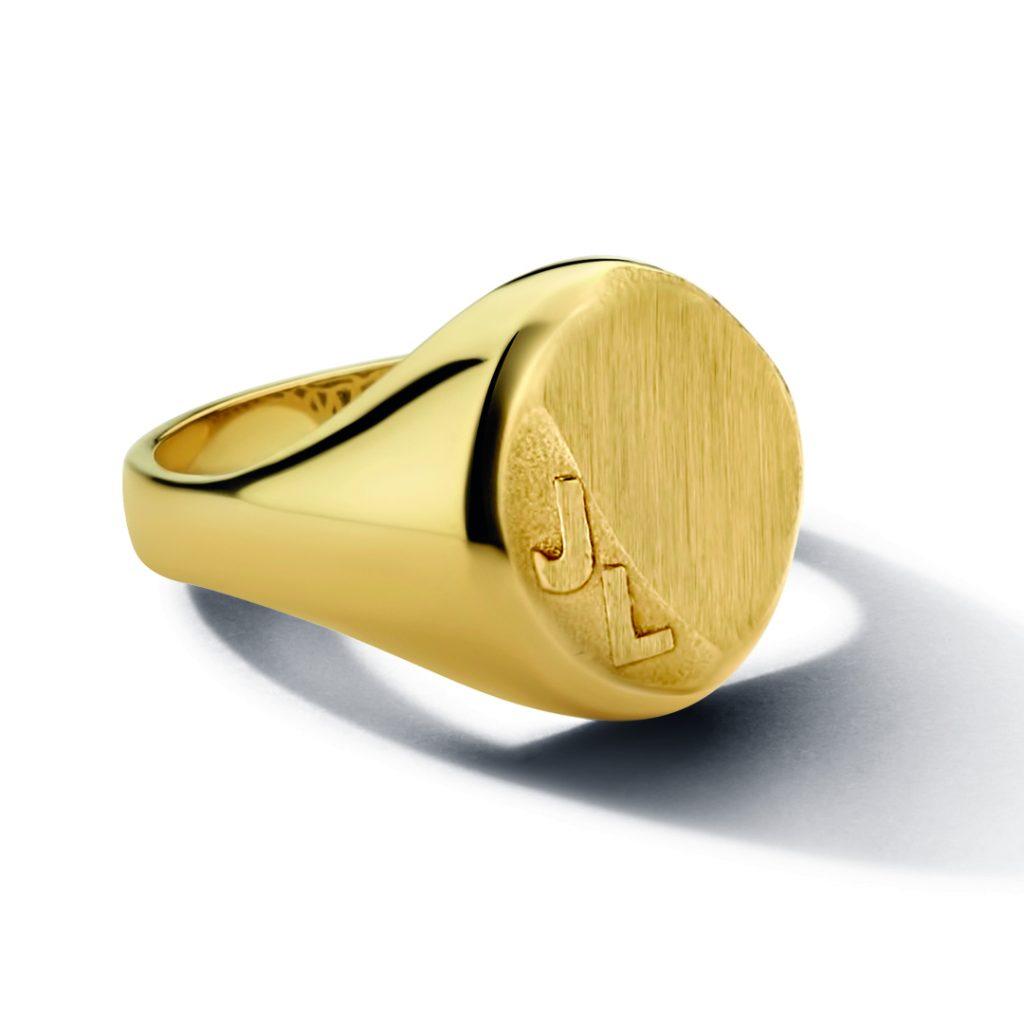 Met de Minitials Fold Signet Ring draag je jouw geliefde altijd dicht bij je. Kies een initiaal en stel jouw perfecte Minitials ring samen. Maak het extra persoonlijk door een vingerafdruk of handgeschreven tekst toe te voegen!