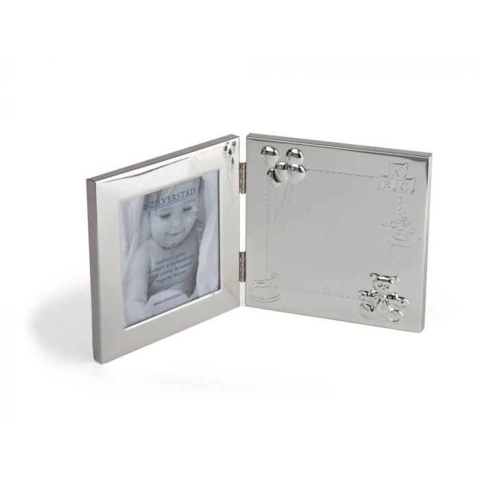 Dubbel fotolijstje met aan 1 zijde ruimte voor een foto van 9x9cm en aan de andere zijde ruimte om te graveren. De fotolijst is verzilverd en gelakt, waardoor poetsen overbodig is.