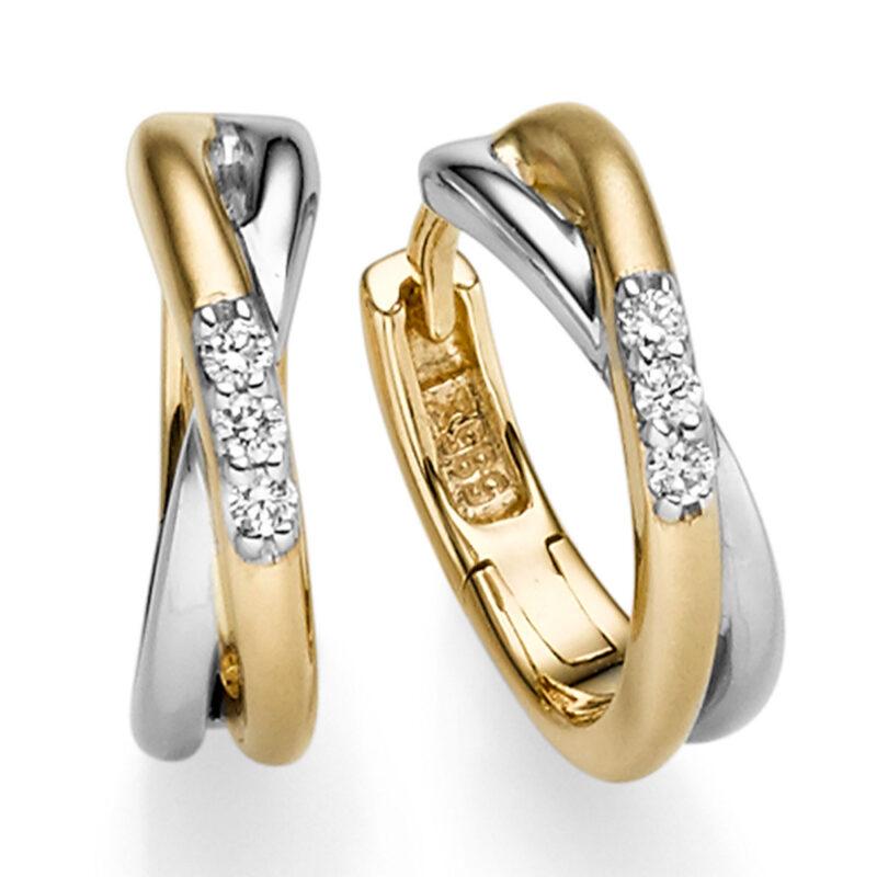 een paar 14 krt wit met geelgouden creolen model cross-over met 6 diamantjes briljant geslepen totaal 0.06 crt G SI.