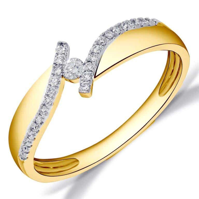     Fantasie Diamant Slag Solitair Ring 
14 karaat geel goud.
Bezet met briljant geslepen diamanten.
0.14 CT H-SI Briljant cut


Deze ring is tevens leverbaar in:
Geel goud
Rosé goud 
Wit goud 

(Al onze diamanten sieraden worden gecertificeerd geleverd)