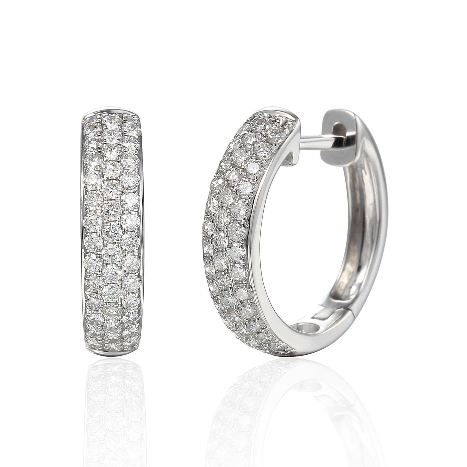 Deze oorringen van Louis Bros zijn vervaardigd uit 18 karaat witgoud en zijn gezet met 80 briljant geslepen diamanten met een totaalgewicht van 0.50 crt.

Verkrijgbaar vanaf 0,10crt .
Leverbare goudkleuren: 14/18kts geelgoud, 14/18kts witgoud, 14/18kts roségoud en alle bicolor combinaties.