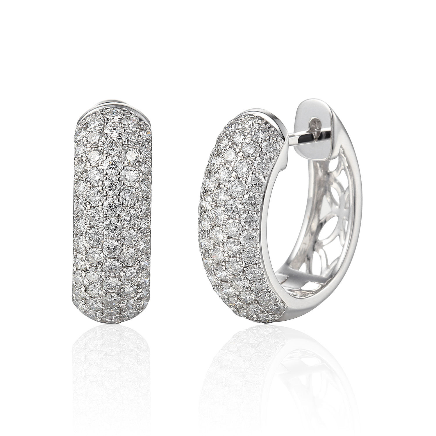 Deze oorringen van Louis Bros zijn vervaardigd uit 18 karaat witgoud en zijn gezet met 50 briljant geslepen diamanten met een totaalgewicht van 1.00 crt.

Verkrijgbaar vanaf 0,10crt .
Leverbare goudkleuren: 14/18kts geelgoud, 14/18kts witgoud, 14/18kts roségoud en alle bicolor combinaties.