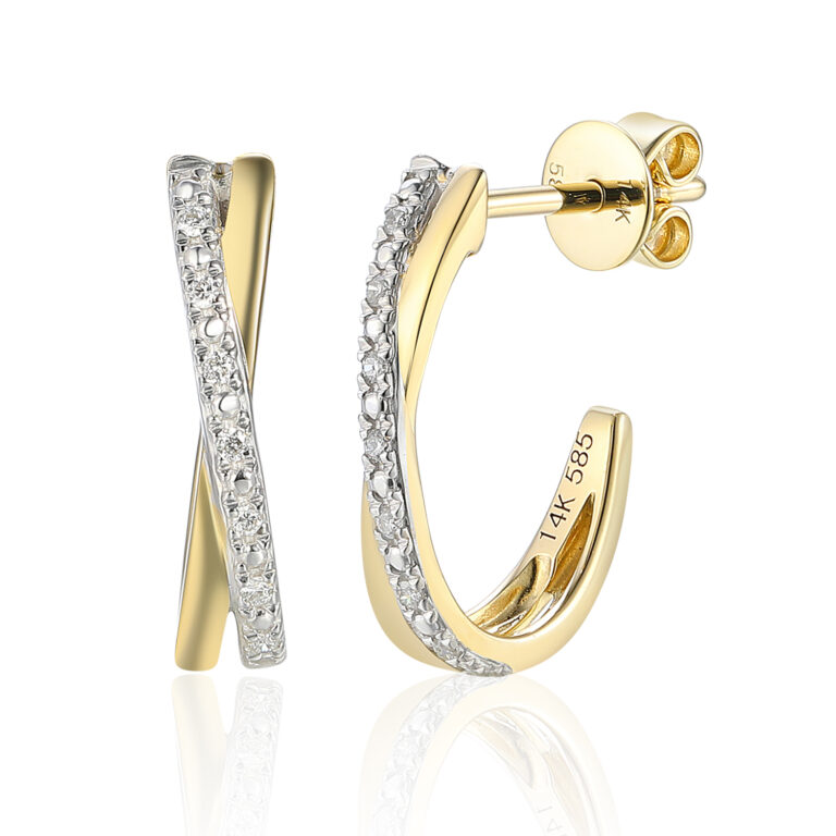 Deze oorringen van Louis Bros zijn vervaardigd uit 14 karaat bicolor (3.08 gr.) en zijn gezet met 14 briljant geslepen diamanten met een totaalgewicht van 0.06 ct. De Oorsieraden hebben een diameter van 1,52 mm en een lengte van 1.5 cm.