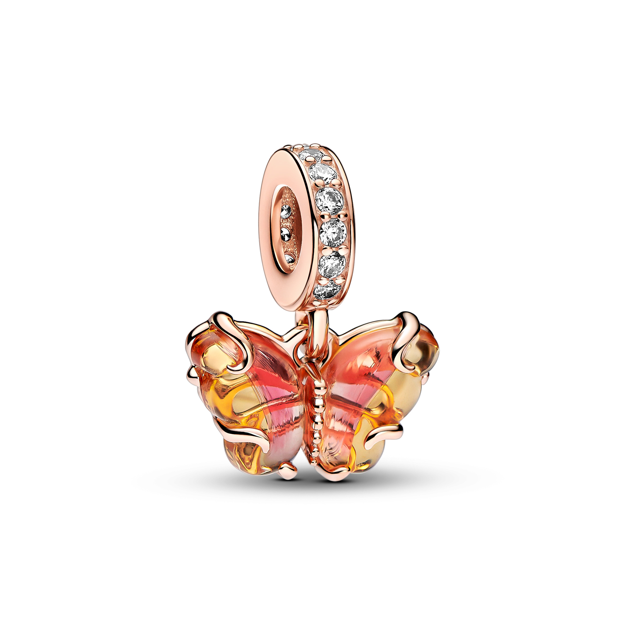 Transformeer in de beste versie van jezelf met de Roze en Gele Muranoglazen Vlinder Hangende Bedel. Deze ros&eacute; vergulde bedel heeft vleugels van muranoglas in een oranje en roze kleurverloop, een uitgesneden patroon op de achterkant dat door het glas kijkt en ros&eacute; vergulden wervelingen op de voorkant. Microbeads op het lijfje van de vlinder en pav&eacute; op de hanger zijn delicate details van glans. Draag deze heldere vlinder in je styling als krachtig symbool van hoop, transformatie en een nieuw begin.