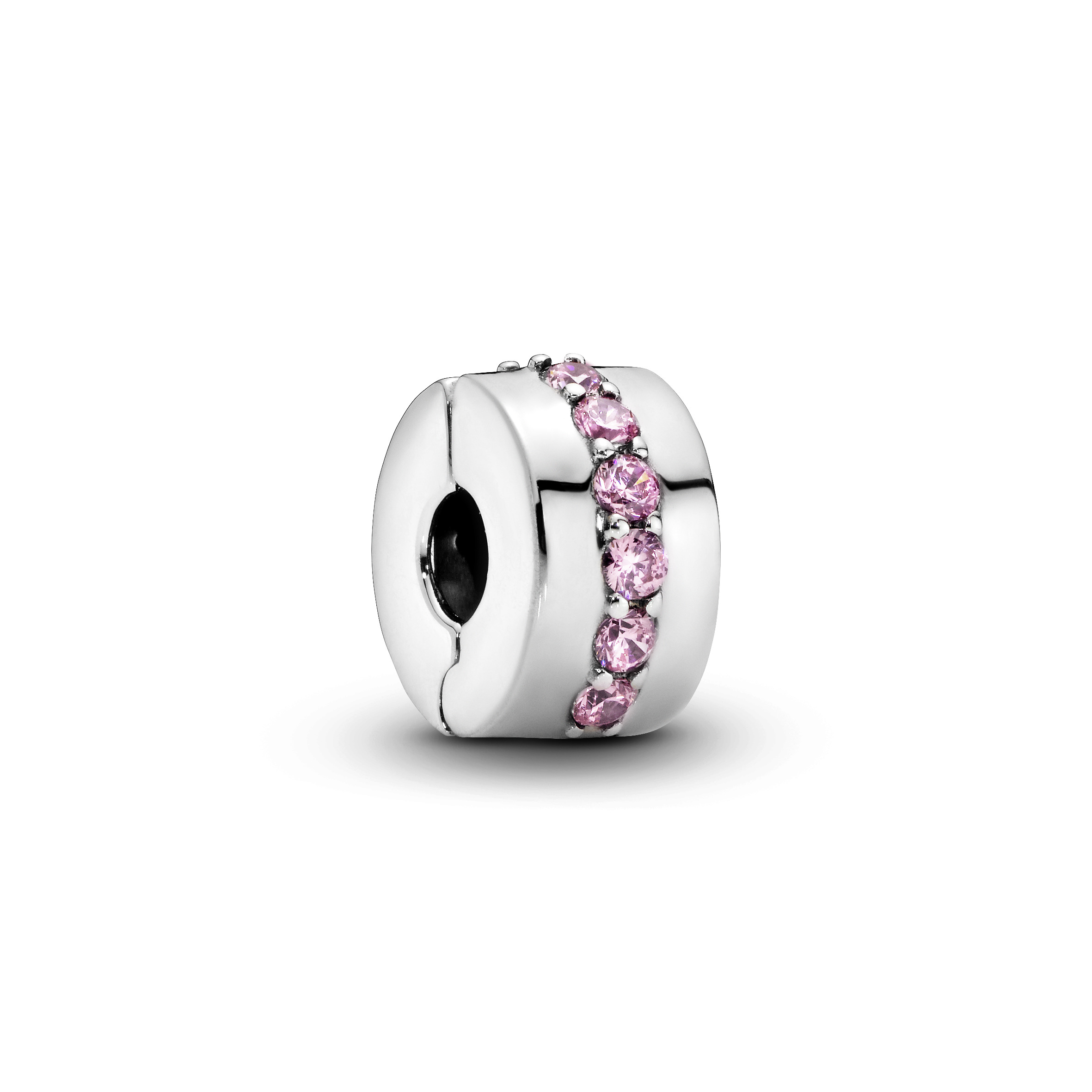Onze clipbedels houden de bedels aan je Pandora Moments-armband netjes op hun plek en zijn een mooie finishing touch voor je sieraad. Dit gepolijst sterlingzilver ontwerp is zorgvuldig met de hand afgewerkt met een rij roze zirkonia die je look een vrolijke roze tintje geven. Je kunt deze clipbedel naar hartenlust combineren met andere favorieten uit de collectie. Deze clipbedel heeft geen siliconen grip, dus hij beweegt heen en weer wanneer hij niet op het schroefdraadsysteem wordt geplaatst (twee verhoogde bedelverdelers).