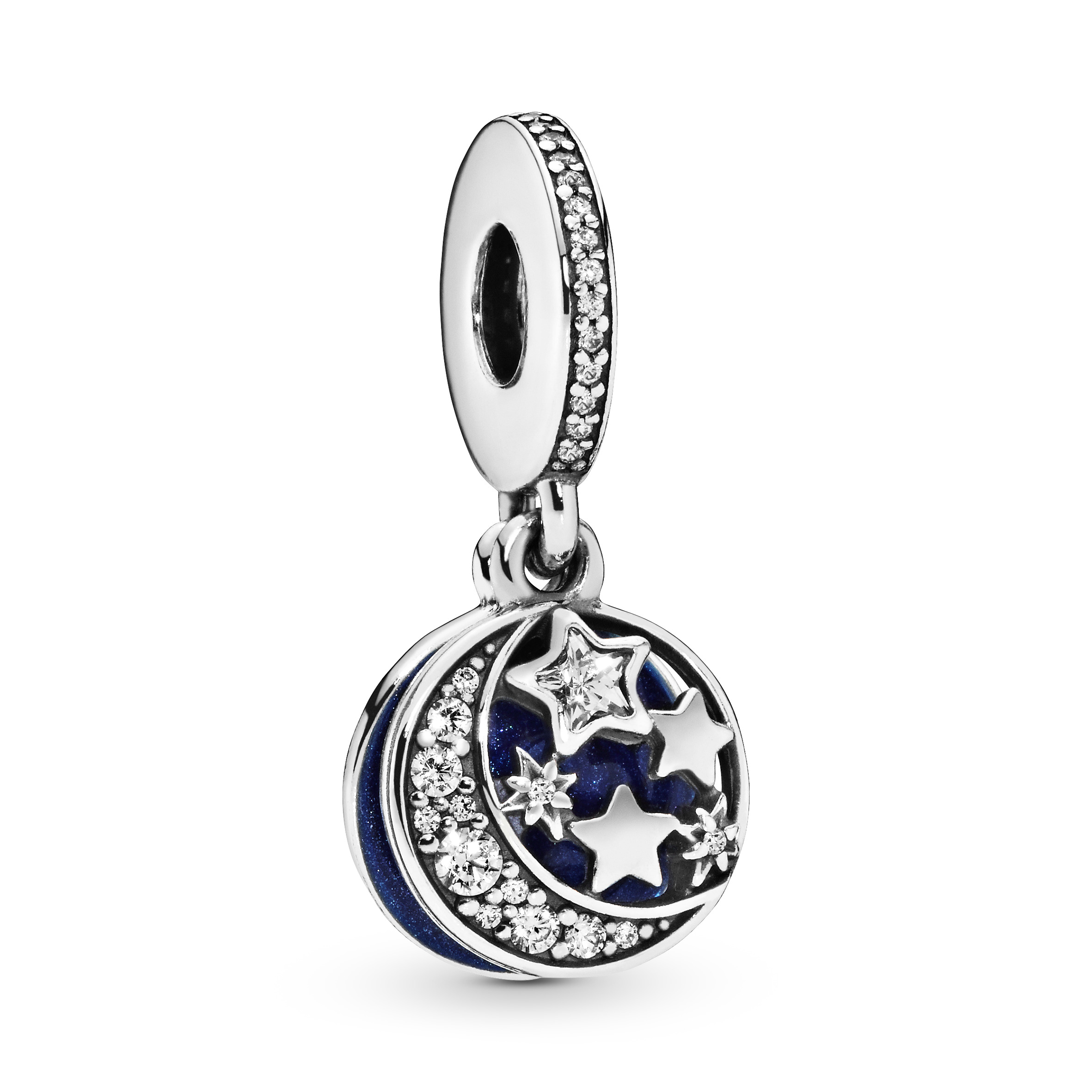 Toon jouw liefde op de mooiste manier met deze magische Moon & Blue Sky hangende bedel. Dit prachtige sieraad van sterling zilver heeft twee dubbelzijdige hangers die zijn gedecoreerd met blauw email, glinsterende zirkonia's en de gravure 'I love you to moon and back.' Draag hem met andere blauwe en zilveren bedels op een slangenarmband of als een enkele hanger aan een Pandora halsketting.