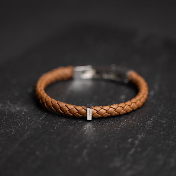 Mooie lederen bruine armband met een stalen sluiting.