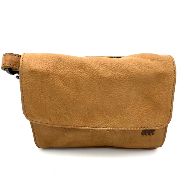 Deze Bear Design Joelle crossbody tas in de kleur taupe heeft een verstelbare schouderriem en een handig voorvak met ritssluiting. De tas is gemaakt van hoogwaardig en duurzaam leer. De beste manier om deze tas te dragen is crossbody, zodat je je handen vrij hebt. Perfect voor dagelijks gebruik! Voeg dit stijlvolle accessoire toe aan je collectie en maak je outfit compleet.
Een kleine crossbody met veel mogelijkheden. Plek voor mobiel, zonnebril, sleutels en pasjes.

Afmetingen:
Hoogte 15cm x breed 20cm x diep 4cm