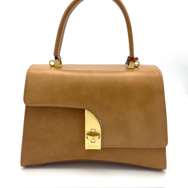 • Hoogte 18 cm
• breed 24 cm
• Diep 10 cm
 Handle drop 10cm 3.90″inches / Clasp closure / Inside zipper pocket / Brushed hardware / Branded lining / Removable shoulder strap drop 60cm-23.50” inches / 