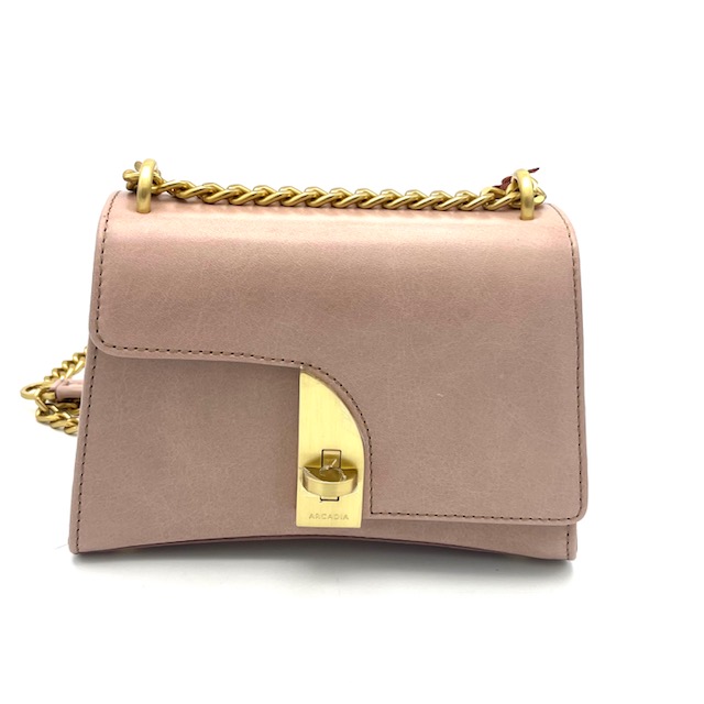 Stijlvolle Arcadia Alias tas voor avondje weg, feesten en partijen.
Schuin maar ook kort te dragen.
Gemaakt van premium kalfsleer. Draai slot . Binnenzijde is voorzien van rits .
Afmetingen:
Hoogte 15cm x breed 20cm x diep 8cm