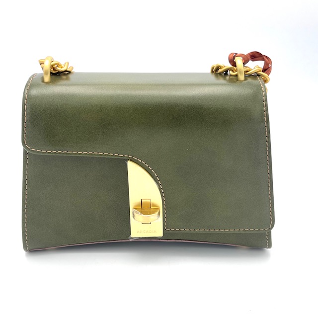 Stijlvolle Arcadia Alias tas voor avondje weg, feesten en partijen.
Schuin maar ook kort te dragen.
Gemaakt van premium kalfsleer. Draai slot . Binnenzijde is voorzien van rits .
Afmetingen:
Hoogte 15cm x breed 20cm x diep 8cm
Lange beschrijving (niet verplicht voor webshop)
