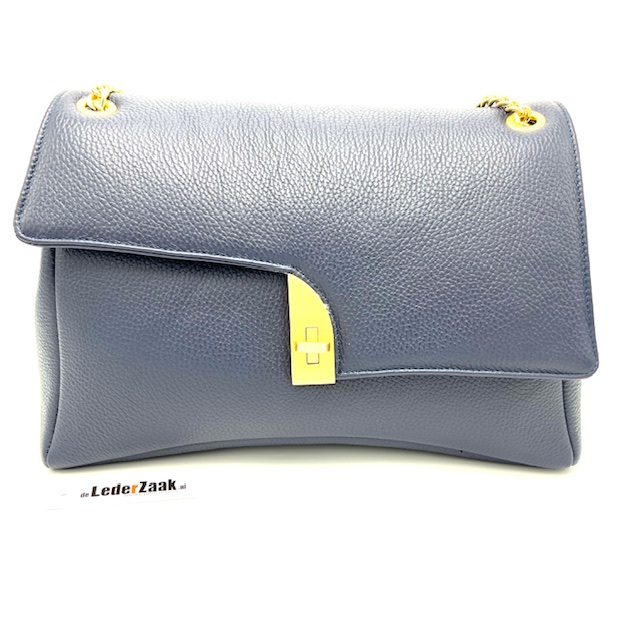 Ruime tas met tussenvak.

Afmetingen:
Hoogte 23cm x breed 34cm x diep 11cm