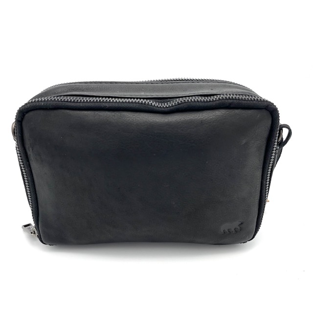 Leuke crossbody voorzien van twee topritsen en een afneembare schouderriem.
Voorvak is voorzien van een dubbel compartiment met tussenrits en diverse vakje om pasjes in op te bergen.

Afmetingen:
Hoogte 14cm x breed 21cm x diep 6cm