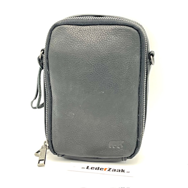 Kleine crossbody voor hem en haar.
Twee topritsen en geschikt voor een grote telefoon.
Tevens geschikt om zonder schouderriem te dragen. Aan de achterzijde bevindt zich een handige lus om aan uw riem te bevestigen.

Afmetingen:
Hoogte 19cm x breed 13cm x diep 5cm