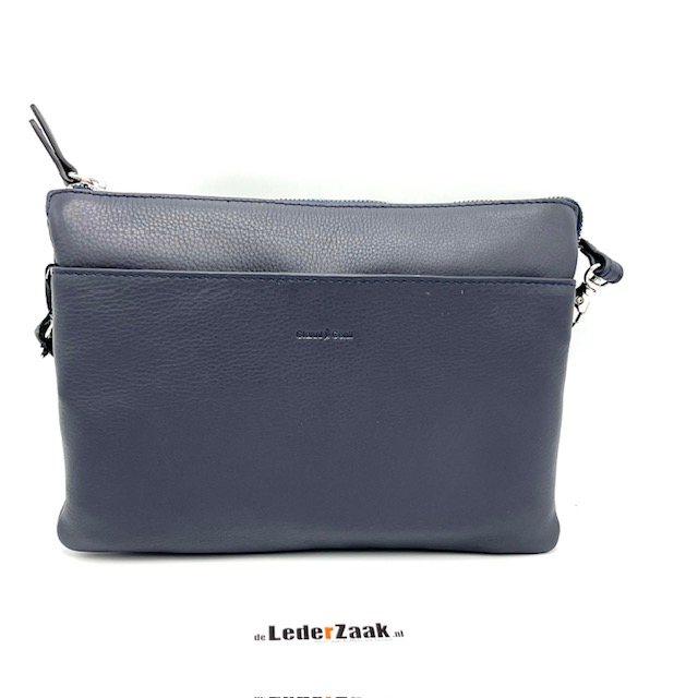 Compacte Crossbody Tas van Soepel Blauw Leer – Stijlvol en Slim Ingericht

Deze elegante en compacte crossbody tas is vervaardigd uit soepel blauw leer en ontworpen voor wie houdt van stijl én overzicht. Dankzij het slimme interieur met meerdere vakken heb je al je essentials altijd georganiseerd bij de hand.

Kenmerken:

Afmetingen: Hoogte 18 cm x Breedte 24 cm x Diepte 8 cm

Materiaal: Soepel blauw leer met luxe uitstraling

Sluiting: Toprits voor veilige afsluiting

Indeling:

Drie hoofdvakken, waarvan het middelste met rits

Binnenritsvak en steekvak

8 vakken voor creditcards

Twee extra steekvakken en een pennenvak

Schouderriem: Afneembaar en verstelbaar – draag als crossbody of clutch

Deze tas is ideaal voor dagelijks gebruik of als compacte reisgenoot. Stijl, comfort en functionaliteit komen samen in een verfijnd Italiaans ontwerp.
