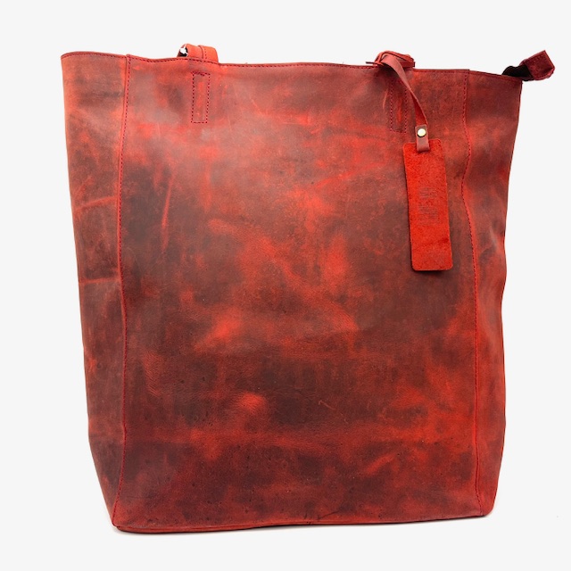 Shopper voorzien van toprits en binnenrits.
De twee banden zijn lang genoeg om ook de tas met een dikke jas te dragen.

Afmetingen: Hoogte 39cm x breed 30cm x diep 14cm