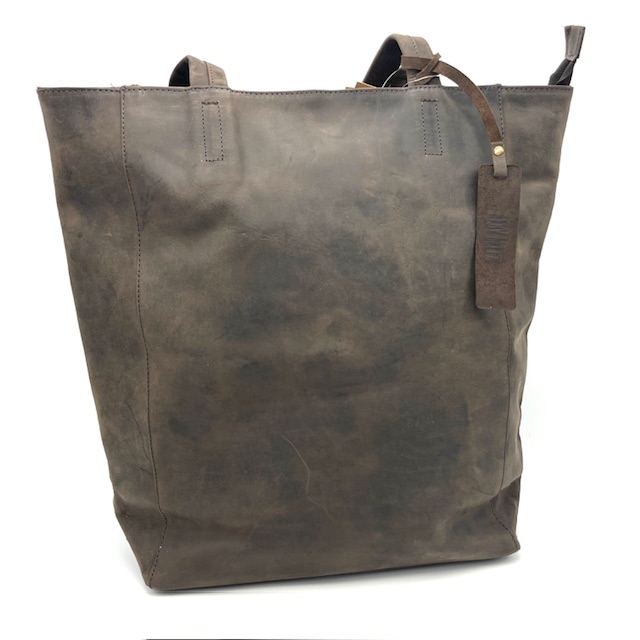 

Shopper voorzien van toprits en binnenrits.
De twee banden zijn lang genoeg om ook de tas met een dikke jas te dragen.

Afmetingen: Hoogte 39cm x breed 30cm x diep 14cm
