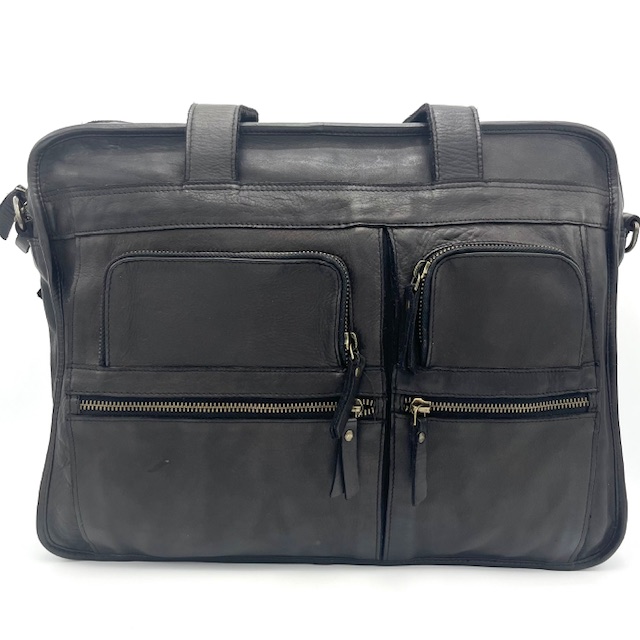 Deze werktas heeft twee grote hoofdvakken, een achtervak en diverse voorvakken.
Geschikt om een 15Inch laptop in op te bergben.

Afmetingen:
Hoogte 32cm x breed 40cm x diep 13cm