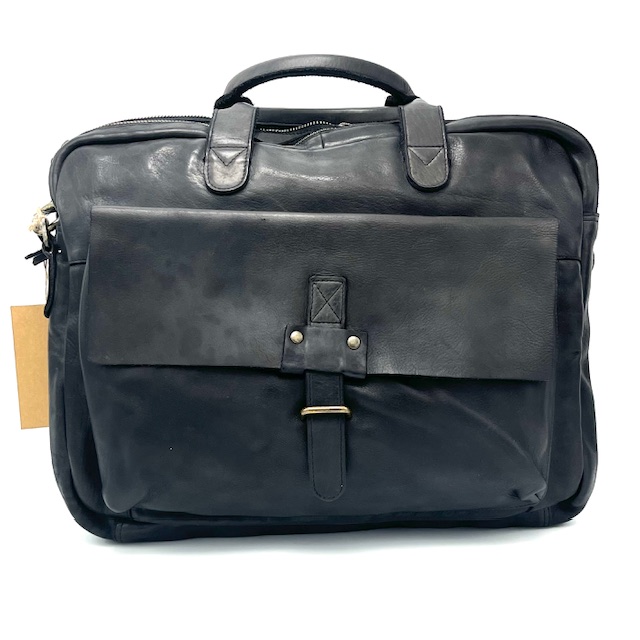 Deze soepel lederen werktas is voorzien van twee handvatten en een afneembare (verstelbare) schouderriem.
In een van de hoofdvakken zit ook een beschermd compartiment voor uw laptop.
Voorvak is voorzien van een blinde magneet sluitng.

Afmetingen:
Hoogte 32cm x breed 39cm x diep 10cm