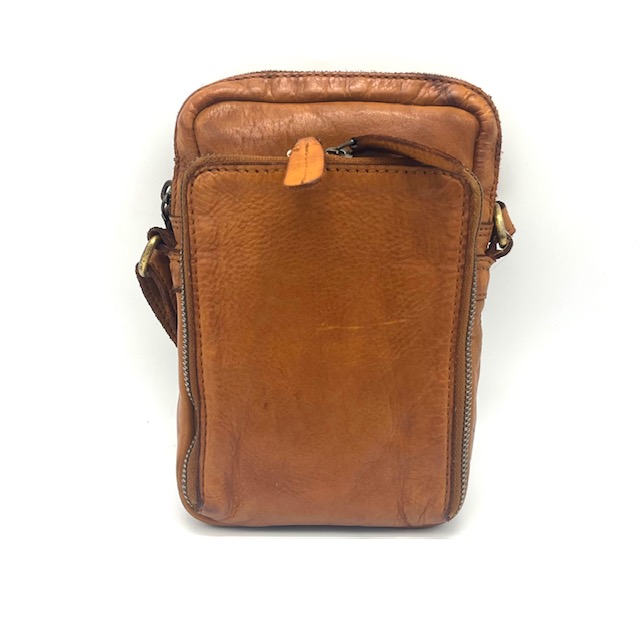 Deze eigentijdse OwnLabel Julius Crossbody tas is vervaardigd van hoogwaardig cognackleurig materiaal. Het heeft een verstelbare schouderriem, een handig voorvak met ritssluiting en een ruim hoofdvak. Draag het crossbody voor een trendy en handsfree look, perfect voor dagelijks gebruik. Voeg deze stijlvolle tas toe aan je collectie voor een vleugje casual chic.
Tasje met 1 top rits en voorvak met rits. Voorvak is voorzien van diverse vakken voor bankkaarten.

Afmetingen:
Hoogte 20cm x breed 12cm x diep 4cm