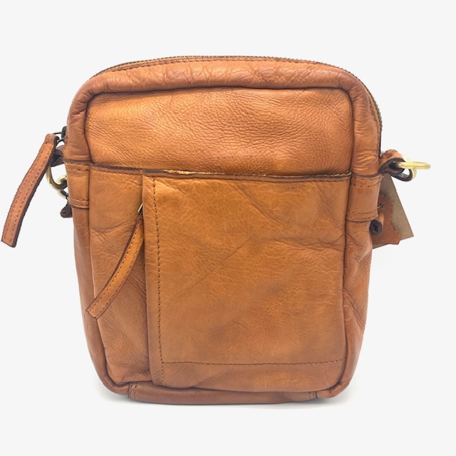 Deze handige crossbody kan voor hem en haar. De vorkant is voorzien van een klein rits vak en steekvak met blinde magneet sluiting. De achterkant is voorzien van een handig rits vak.
Onder de toprits 1 geroot hoofdvak, 1 steekvak voor uw mobiel en een ritsvak.

Afmetingen:
Hoogte 22cm x breed 16cm x diep 5cm