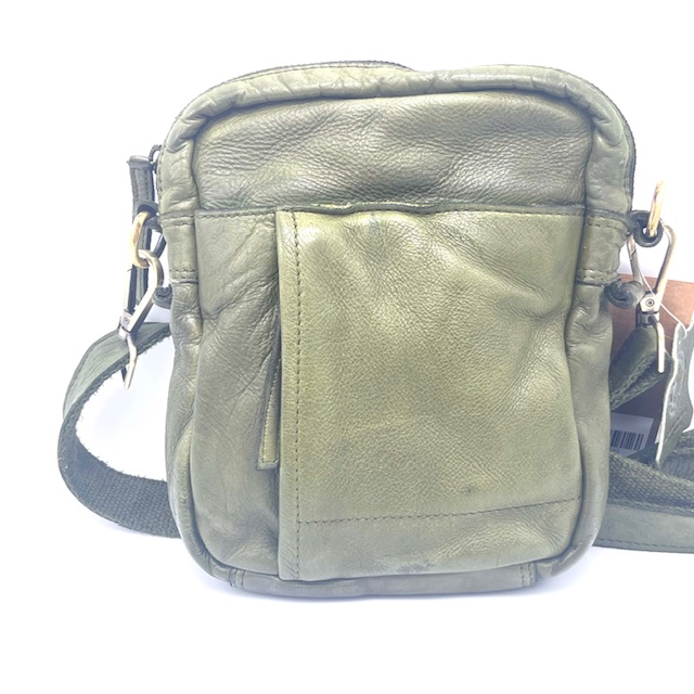 Deze handige crossbody kan voor hem en haar. De vorkant is voorzien van een klein rits vak en steekvak met blinde magneet sluiting. De achterkant is voorzien van een handig rits vak.
Onder de toprits 1 geroot hoofdvak, 1 steekvak voor uw mobiel en een ritsvak.

Afmetingen:
Hoogte 22cm x breed 16cm x diep 5cm