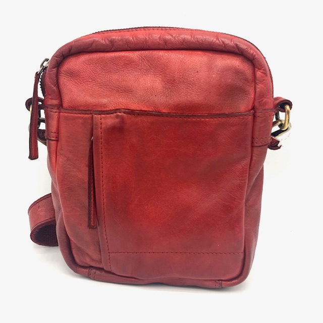 Deze handige crossbody kan voor hem en haar. De vorkant is voorzien van een klein rits vak en steekvak met blinde magneet sluiting. De achterkant is voorzien van een handig rits vak.
Onder de toprits 1 geroot hoofdvak, 1 steekvak voor uw mobiel en een ritsvak.

Afmetingen:
Hoogte 22cm x breed 16cm x diep 5cm