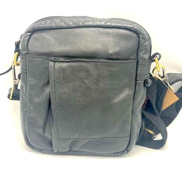 Deze handige crossbody kan voor hem en haar. De vorkant is voorzien van een klein rits vak en steekvak met blinde magneet sluiting. De achterkant is voorzien van een handig rits vak.
Onder de toprits 1 geroot hoofdvak, 1 steekvak voor uw mobiel en een ritsvak.

Afmetingen:
Hoogte 22cm x breed 16cm x diep 5cm