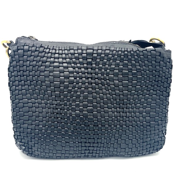 Ruime tas met drie vakken onder de rits. Middelste vak is voorzien van een rits. Tevens is de binnenkant voorzien van een achterrits en een buitenrits.



Afmetingen:
Hoogte 16cm x breed 22cm x diep 12cm