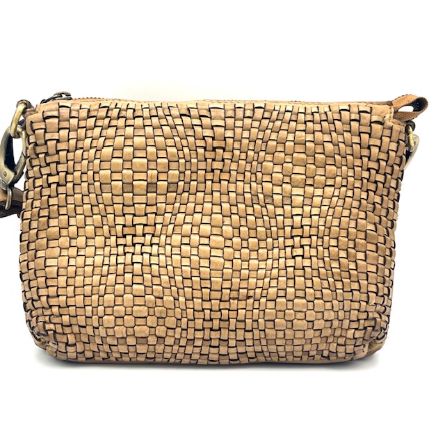 Ruime tas met drie vakken onder de rits. Middelste vak is voorzien van een rits. Tevens is de binnenkant voorzien van een achterrits en een buitenrits.



Afmetingen:
Hoogte 16cm x breed 22cm x diep 12cm