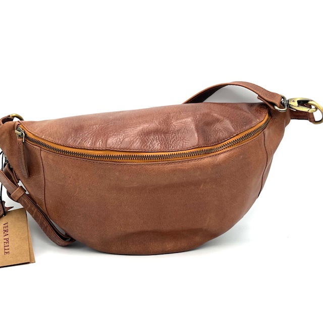 Leuke crossbody welke leuk te combineren is met een kleurrijke schouderriem. De riem welke is meegeleverd is van leer. Deze is afneembaar en verstelbaar.

Afmetingen:
Hoogte 20cm x breed 36cm x diep 11cm