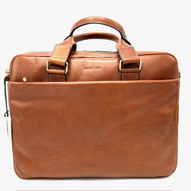 Massief vol lederen werktas uit Italie. Robuust, sterk en stijlvol.
Intern voorzien van een ruim laptop vak.

Afmetingen:
Hoogte 30cm x breed 40cm x diep 12cm
