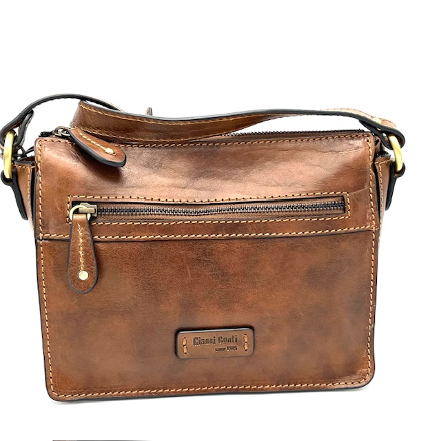 Handmade in Itali&euml; &ndash; Functionele Leren Crossbody Tas met Drie Binnenvakken

Deze prachtig vormgegeven handgemaakte Italiaanse crossbody tas combineert stijl, kwaliteit en functionaliteit in &eacute;&eacute;n compact ontwerp. De tas is volledig vervaardigd in Itali&euml; en gemaakt van hoogwaardig leer, waardoor hij niet alleen duurzaam is, maar ook een luxe uitstraling heeft.

Dankzij de drie praktische vakken aan de binnenkant blijft de inhoud altijd overzichtelijk, ideaal voor dagelijks gebruik of onderweg. Ondanks het compacte formaat biedt deze tas verrassend veel opbergruimte.

Afmetingen

Hoogte: 19 cm

Breedte: 23 cm

Diepte: 9&ndash;10 cm

Perfect als dames crossbody tas, kleine leren schoudertas of dagelijkse citybag.

Handgemaakt, stijlvol en heerlijk praktisch &ndash; een echte Italiaanse must-have.