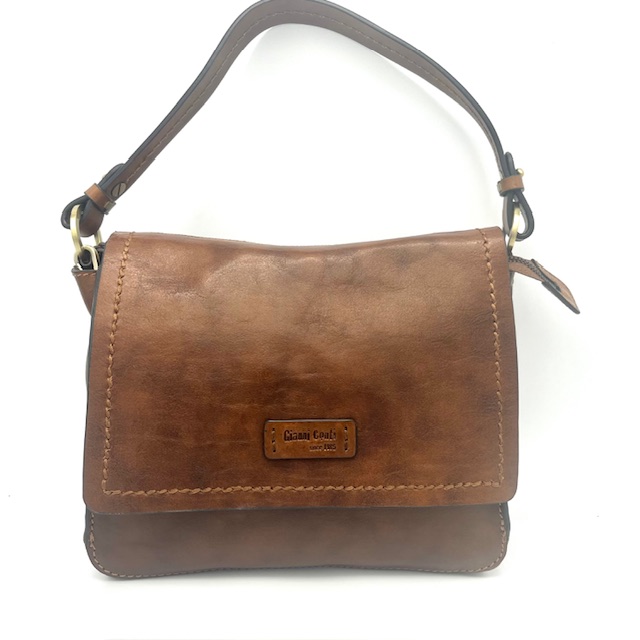 Mooi ruime schoudertas welke kort en lang is te dragen.
Onder de lederen klep zit nog een extra rits. Veilig om uw spullen in op te bergen.

Afmetingen:
Hoogte 19cm x breed 26cm x diep 10cm