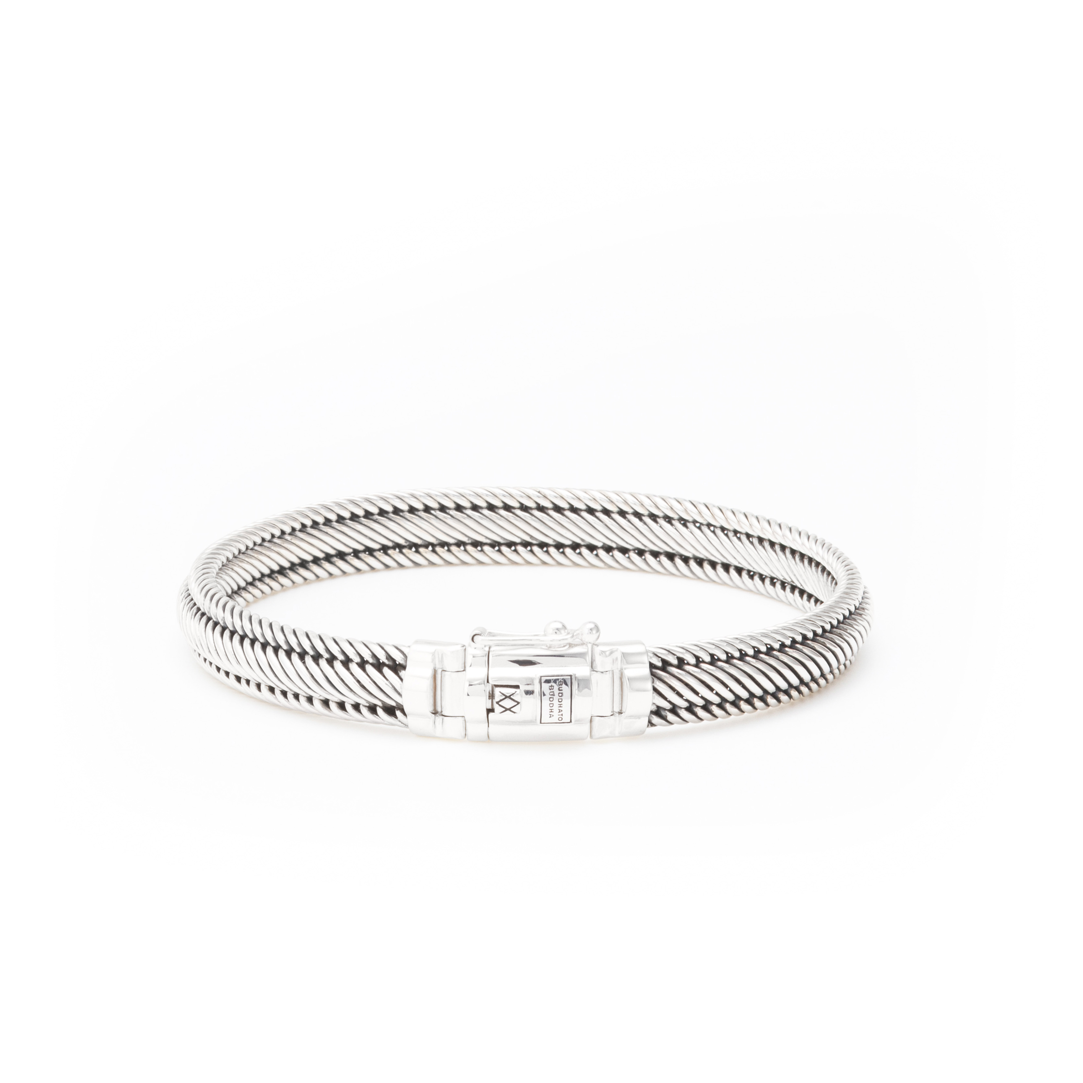 De Edwin-collectie behoort tot een van de meest geliefde collecties van Buddha to Buddha. De Edwin Mini-armband is verfijnd met een krachtige uitstraling en heeft een slankere vorm dan de Edwin Small-armband. Elk stuk is met de hand vervaardigd en bezit de tijdloze kenmerken die de Buddha to Buddha sieraden typeren. Ontworpen in Amsterdam en met toewijding gemaakt in Zuidoost-Azië. Je koopt onze sieraden niet, maar je geeft ze cadeau. Aan wie geef jij dit sieraad?