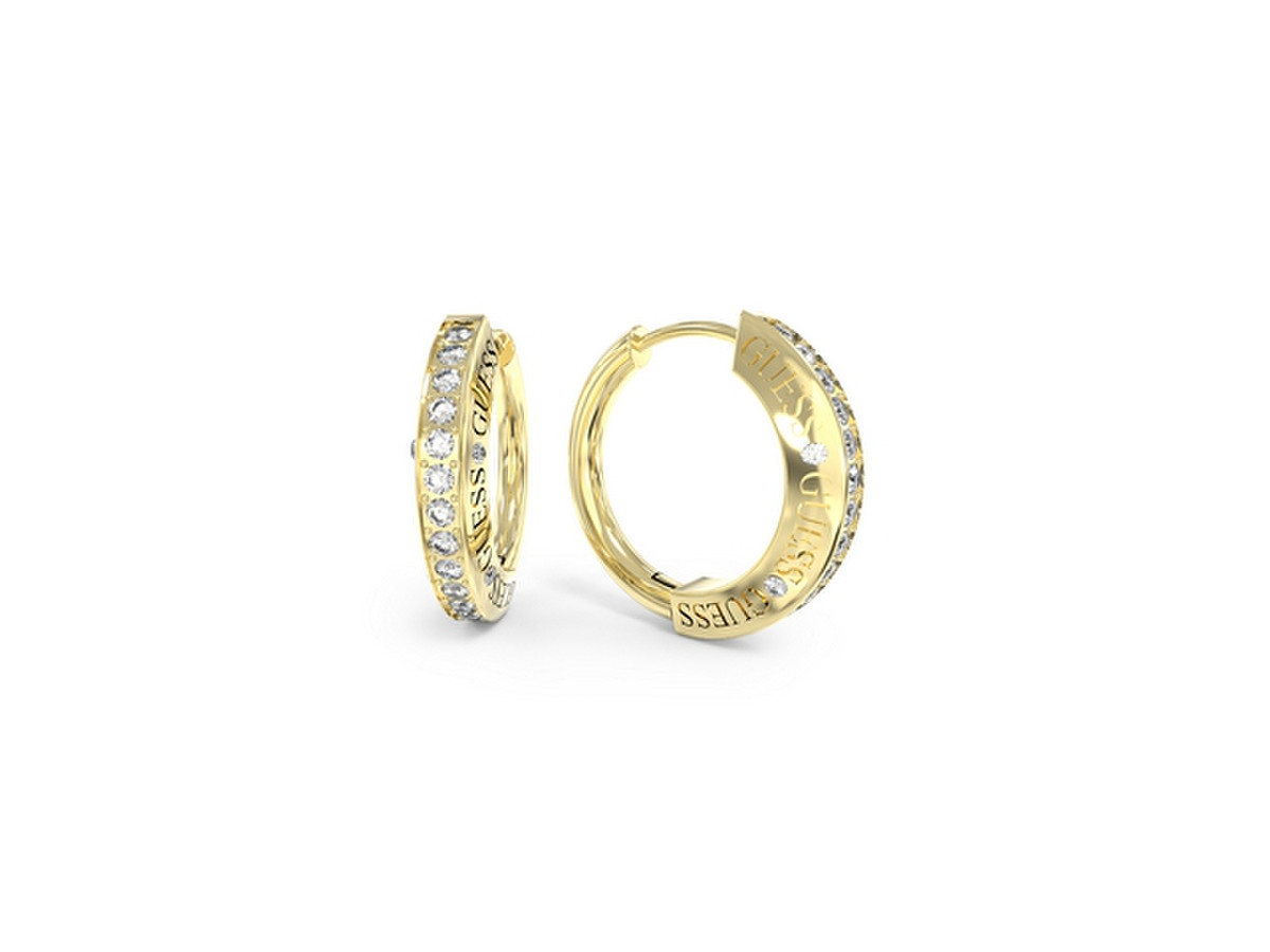 Shine met deze goudkleurige oorbellen uit de GUESS BOND collectie van Guess. De oorbellen zijn aan de buitenkant gezet met een rij schitterende kristallen met het Guess logo gegraveerd aan de zijkant.  De diameter van de ringen zijn 20 mm en sluiten middels een klapsluiting.
