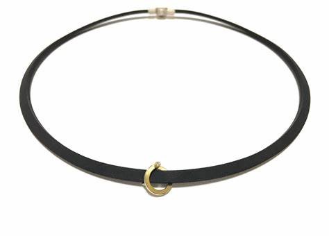 Manu Schmuck rubberen collier met zilveren slot en hanger afgewerkt met 22kt. goud en een 0.02ct. diamant.