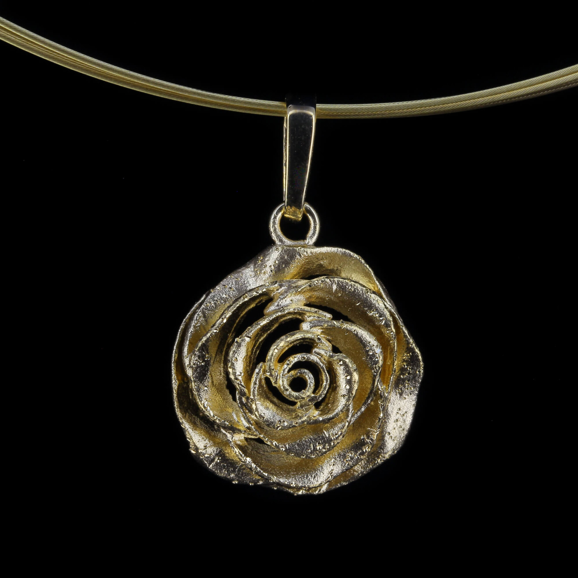 Sanjoya - Kleine schitterende zilveren vergulde bloemhanger, excl. collier