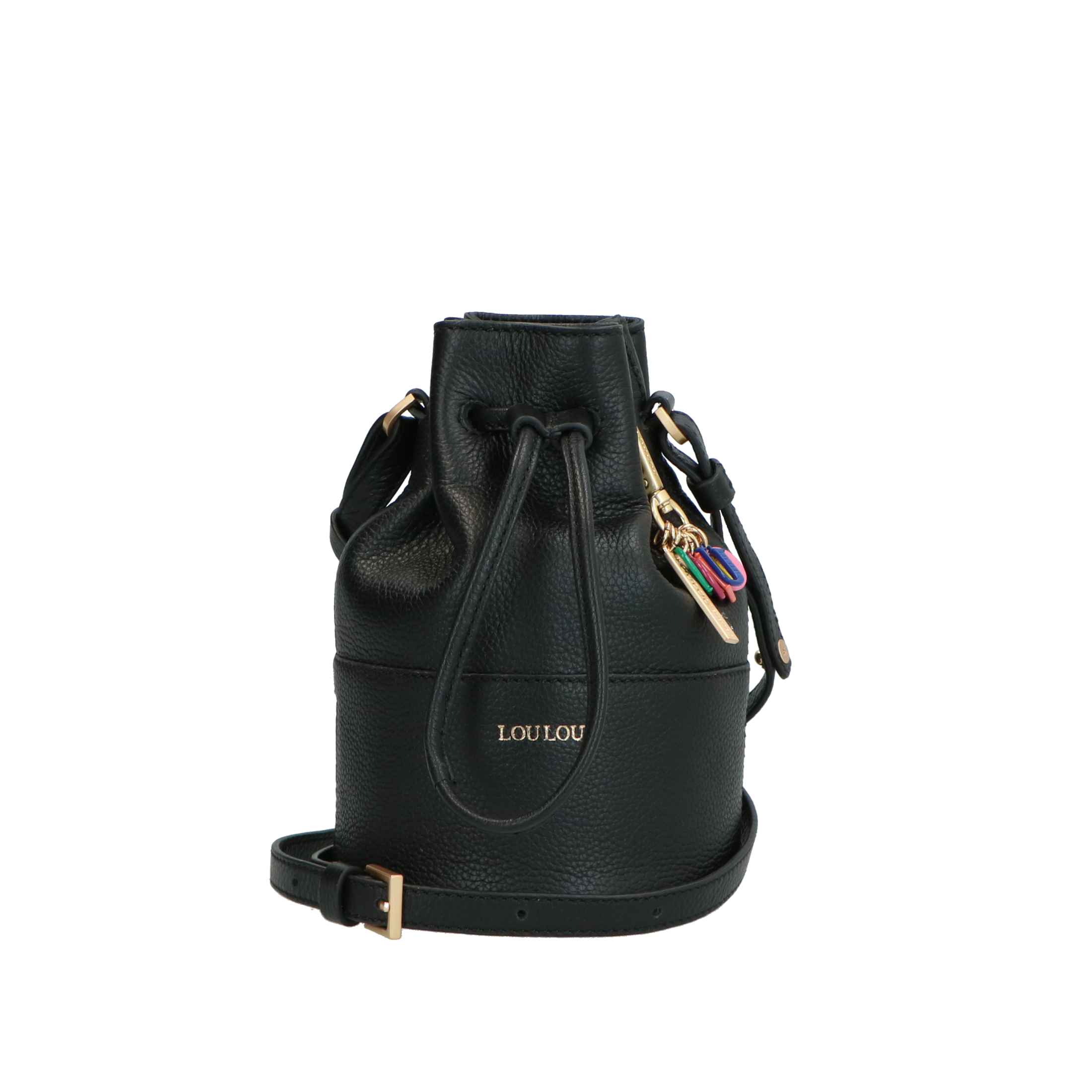 Dit eigenwijze tasje is stiekem ruimer dan je denkt, want met plek voor je mobiel, zonnebril, mini wallet en sleutelbos is er voldoende plek voor je essentials. De schouderband is te verstellen van schouderlengte tot crossbody formaat. De Noa wordt geleverd met LouLou Reminisce Charm. Deze kan je bevestigen aan het metalen ringetje waar ook de schouderband doorheen gaat.