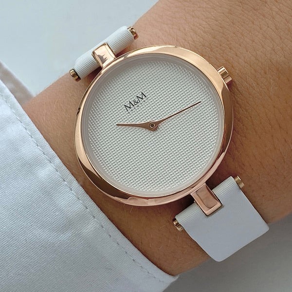 ROSÉVERGULD POLSHORLOGE VOOR DAMES
De modieuze en eigenzinnige RING-O horlogecollectie van M&M is een succesvol voorbeeld van het feit dat het merk M&M niet alleen staat voor hoogwaardige horloges, maar ook draagbaar design met onmiskenbare charme biedt.

Een bijzonder hoogtepunt van ons RING-O Trend-horloge is de fijn gestructureerde wijzerplaat en de bijzondere wijzers.

De gepolijste roestvrijstalen kast van het dameshorloge Ring-O | 791 met zijn levendige lijnen, de elegante, luchtige lintsluitingen en de zijdezachte, glinsterende satijnen linten maken de glamoureuze look perfect. Ideaal om 's avonds uit de rij te dansen!