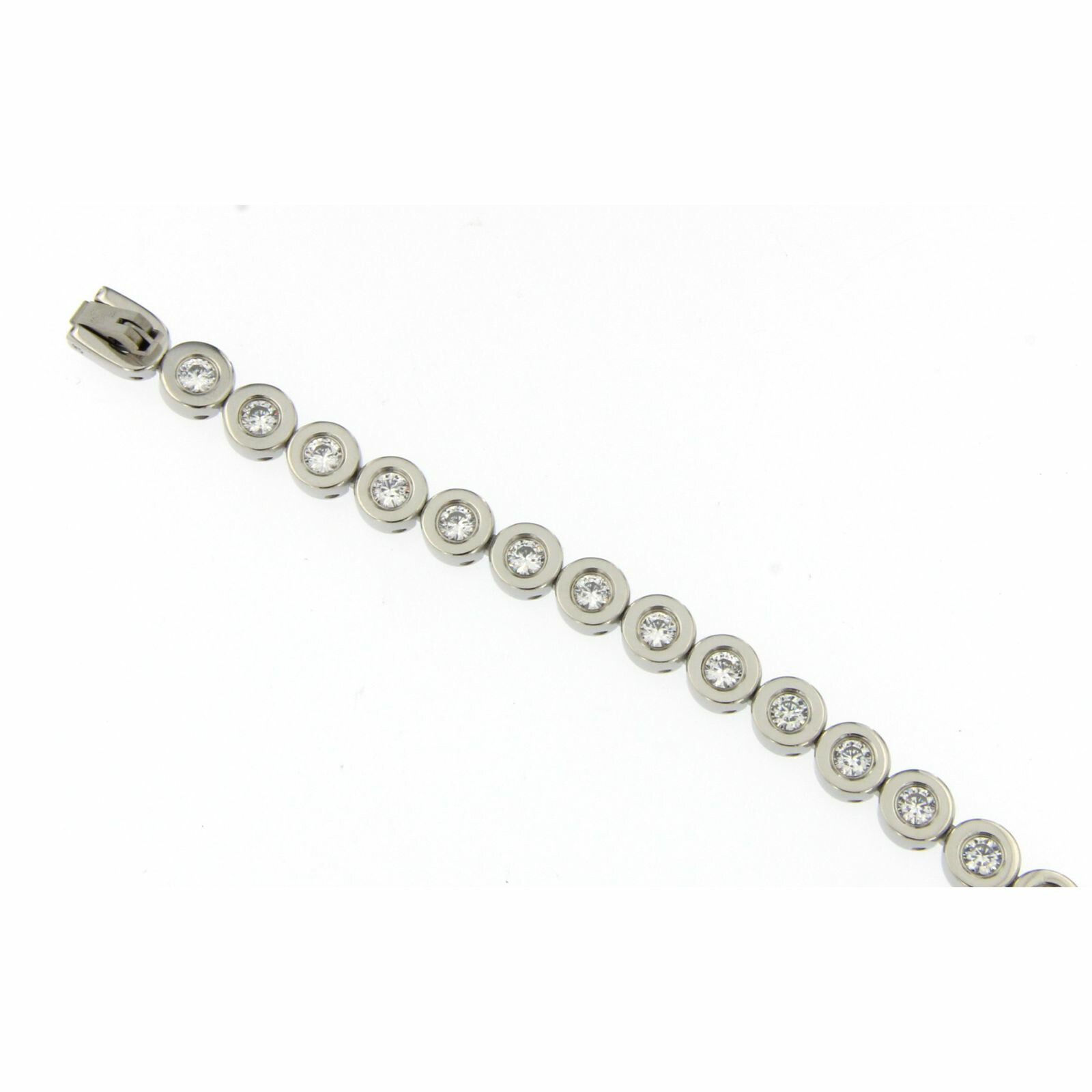 Deze M&M armband is gemaakt van edelstaal met zirconia. Deze armband is zilver van kleur. De maat is 18 cm.