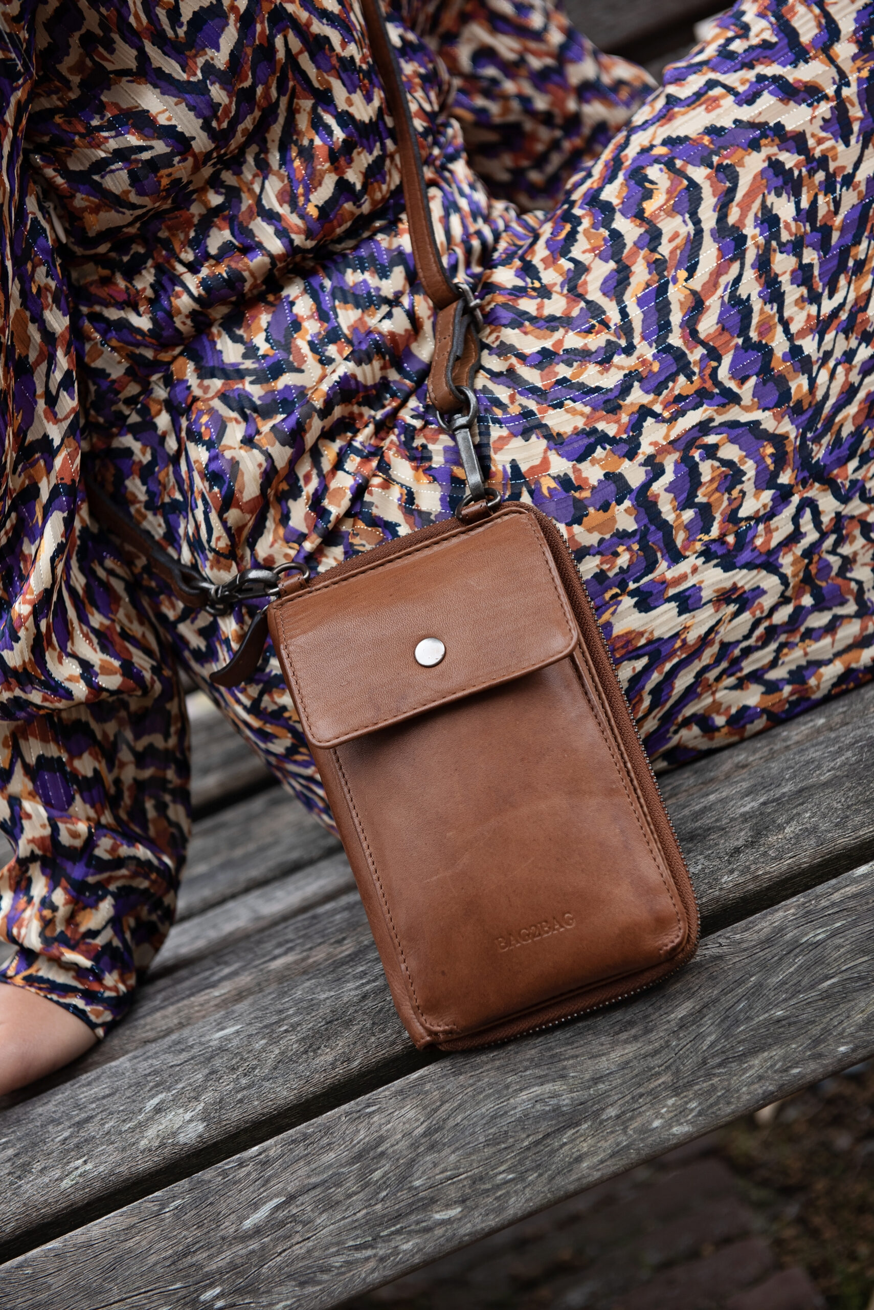 Super leuke wallet met een extra ruim telefoon vak aan de voorkant.
Binnenin is de wallet ook echt super handig voor pasjes, briefgeld en eventueel je paspoort.
Aan de achterkant zit een vakje voor je kleingeld.
Verkrijgbaar in 3 kleuren.
Black.
Cognac.
Camel.
Afmeting: 20x15x4cm.