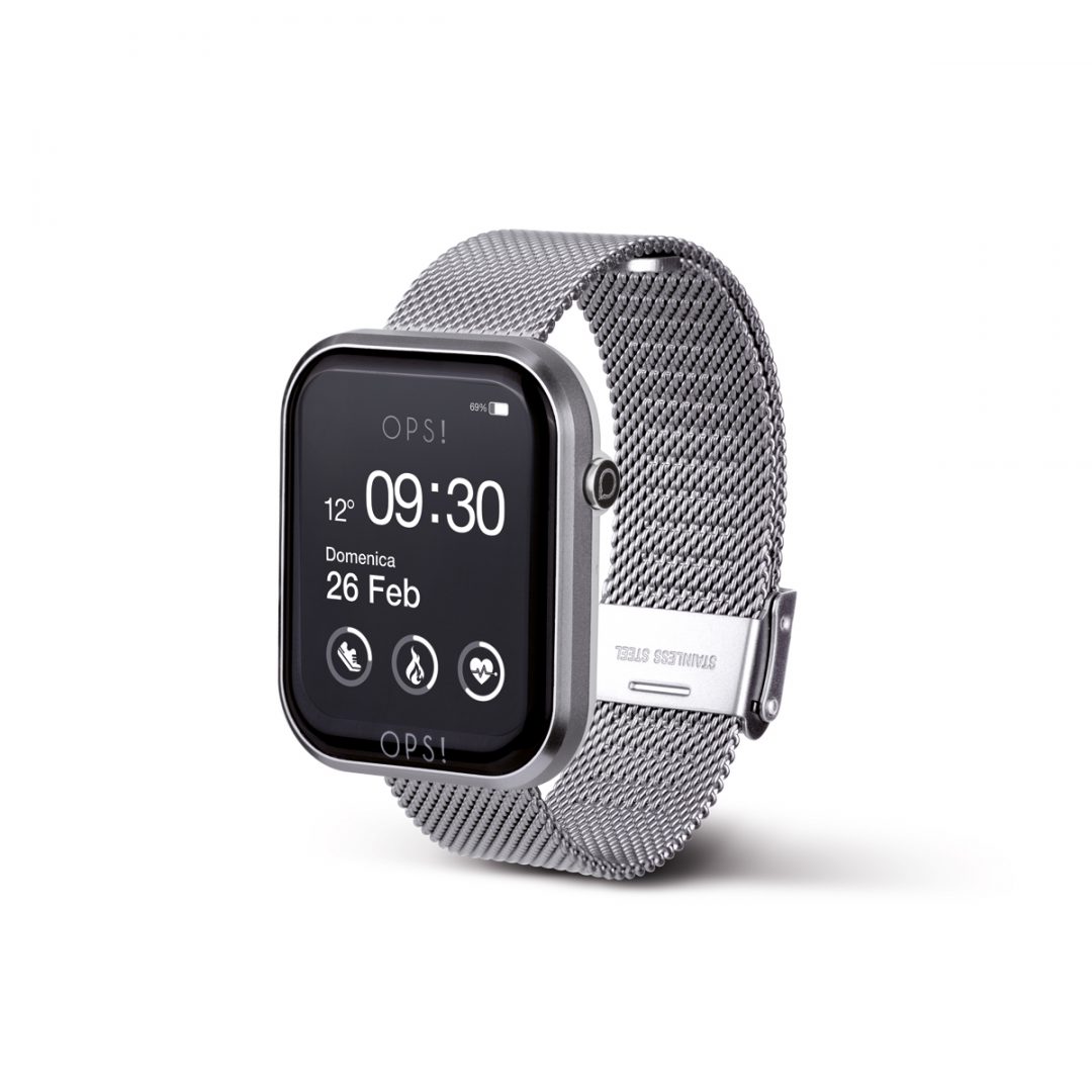 Smartwatch with aluminum and ABS case and Milan mesh bracelet in steel. Case dimensions 44x37x13 mm. 1.83” full touch color display. Band inner circumference: 180mm to 140mm. Steel sliding clasp.
