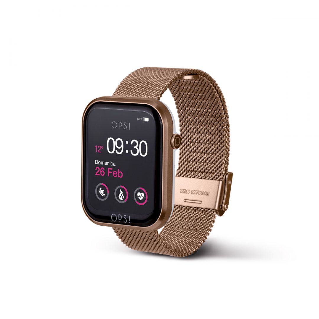 Smartwatch with aluminum and ABS case and Milan mesh bracelet in steel. Case dimensions 44x37x13 mm. 1.83” full touch color display. Band inner circumference: 180mm to 140mm. Steel sliding clasp.