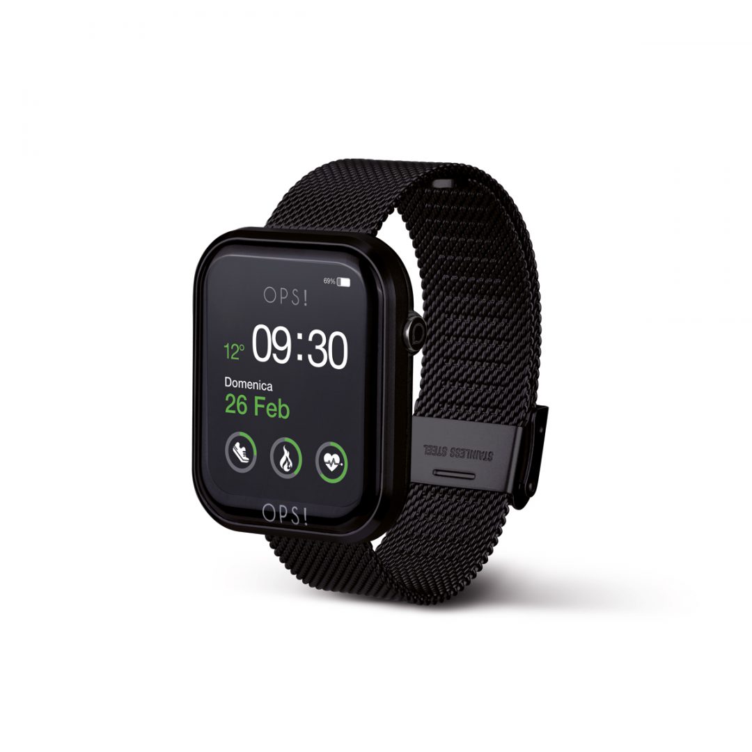 Smartwatch with aluminum and ABS case and Milan mesh bracelet in steel. Case dimensions 44x37x13 mm. 1.83” full touch color display. Band inner circumference: 180mm to 140mm. Steel sliding clasp.