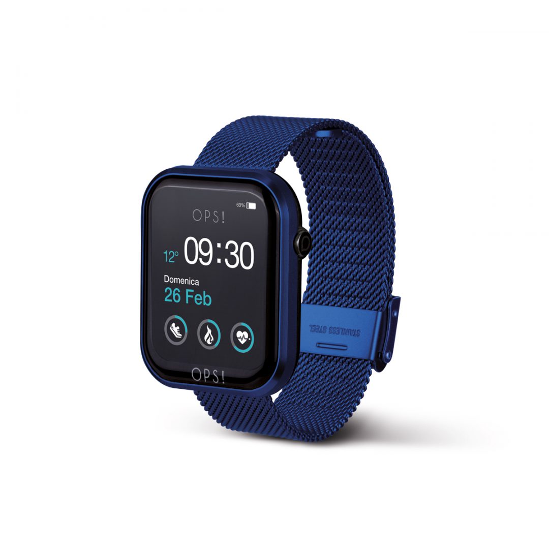 Smartwatch with aluminum and ABS case and Milan mesh bracelet in steel. Case dimensions 44x37x13 mm. 1.83” full touch color display. Band inner circumference: 180mm to 140mm. Steel sliding clasp.