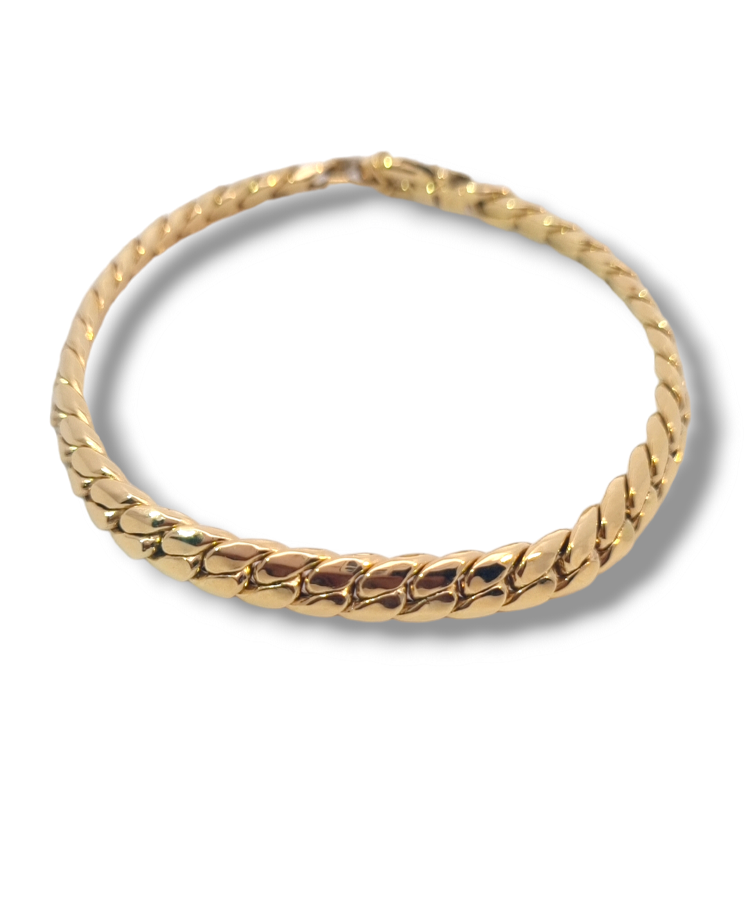 Deze schakelarmband van Louis Bros is vervaardigd uit 14 karaat geelgoud (8.62 gr.). De armband heeft een lengte van 19 cm en breedte van 5.70 mm. En een dikte van 2.40 mm. Deze armband is stijlvol, eenvoudig en gemakkelijk te combineren. De sieraden vormen enerzijds een prachtige basis voor een minimalistische look, of kunnen anderzijds uitgebreid worden met verschillende type sieraden voor een rijke en of een feestelijke uitstraling.