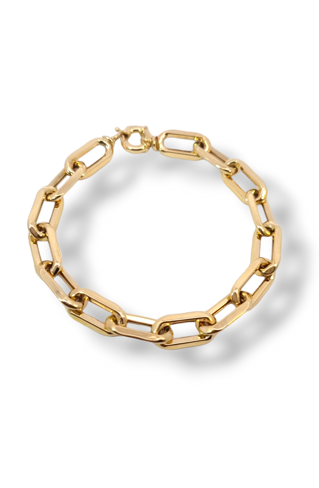 Deze schakelarmband van Louis Bros is vervaardigd uit 14 karaat geelgoud (8.53 gr.). De armband heeft een dikte schakel van 8.26 mm. en een lengte van 19 cm. Closed Forever Voor altijd in je hart gesloten. Deze prachtige schakel kan symbool staan voor een aaneenschakeling van bijzondere momenten in je leven, die je graag wilt koesteren. De armband of het collier wordt op deze manier een dierbaar sieraad wat je elke dag wilt dragen. Deze armband is stijlvol, eenvoudig en gemakkelijk te combineren. De sieraden vormen enerzijds een prachtige basis voor een minimalistische look, of kunnen anderzijds uitgebreid worden met verschillende type sieraden voor een rijke en of een feestelijke uitstraling.