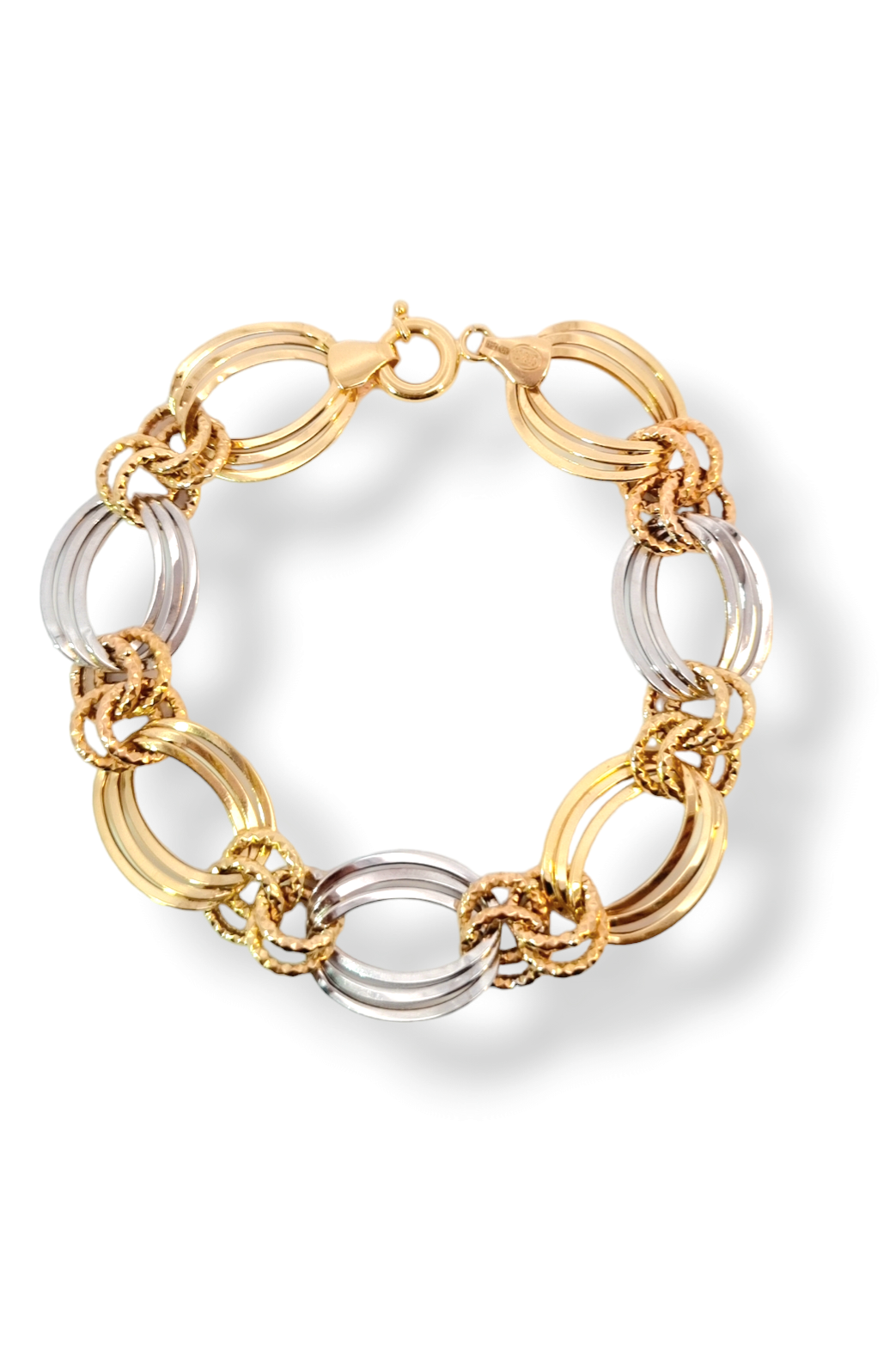 Deze armband van Louis Bros is vervaardigd uit 14 karaat tricolor geel-wit-roze (10 gr.) .De armband heeft een breedte van 15.95 mm en een dikte 0.50 mm .En een lengte van 19 cm. Deze armband is echt een plaatje aan de vrouwenpols, tijdloos, draagbaar is voor dagelijks gebruik en voor speciale gelegenheden.
