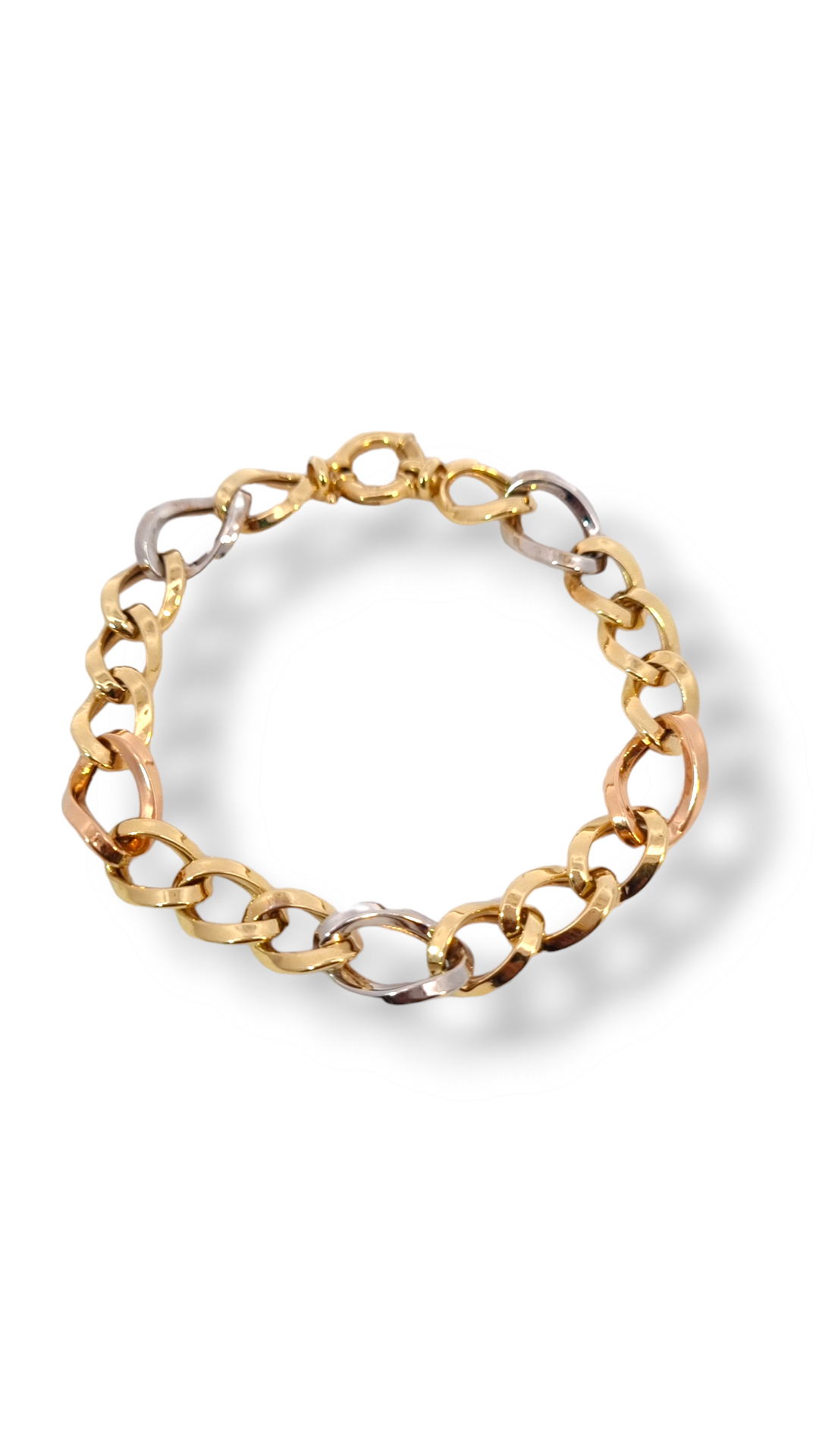 Deze schakelarmband van Louis Bros is vervaardigd uit 14 karaat geel-wit-rozegoud (10.87 gr.). De armband heeft een lengte van 20 cm en breedte van 10.96 mm. En een dikte van 2.32 mm. Deze armband is stijlvol, eenvoudig en gemakkelijk te combineren. De sieraden vormen enerzijds een prachtige basis voor een minimalistische look, of kunnen anderzijds uitgebreid worden met verschillende type sieraden voor een rijke en of een feestelijke uitstraling.
